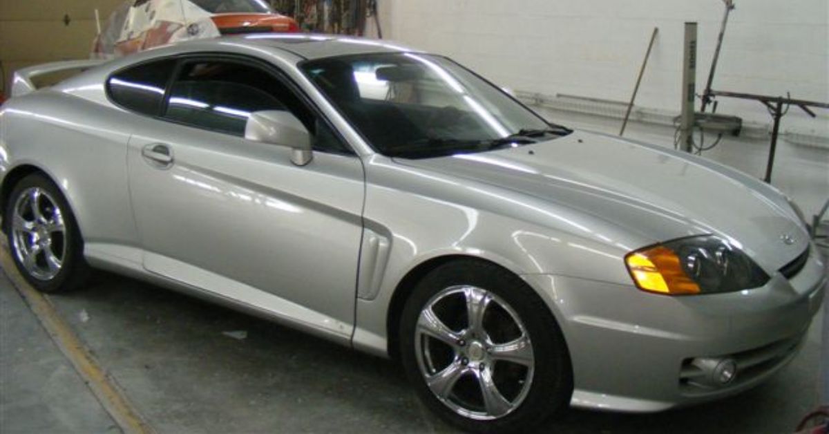 Nuancier de peinture utilisé par un carrossier en atelier à Boucherville