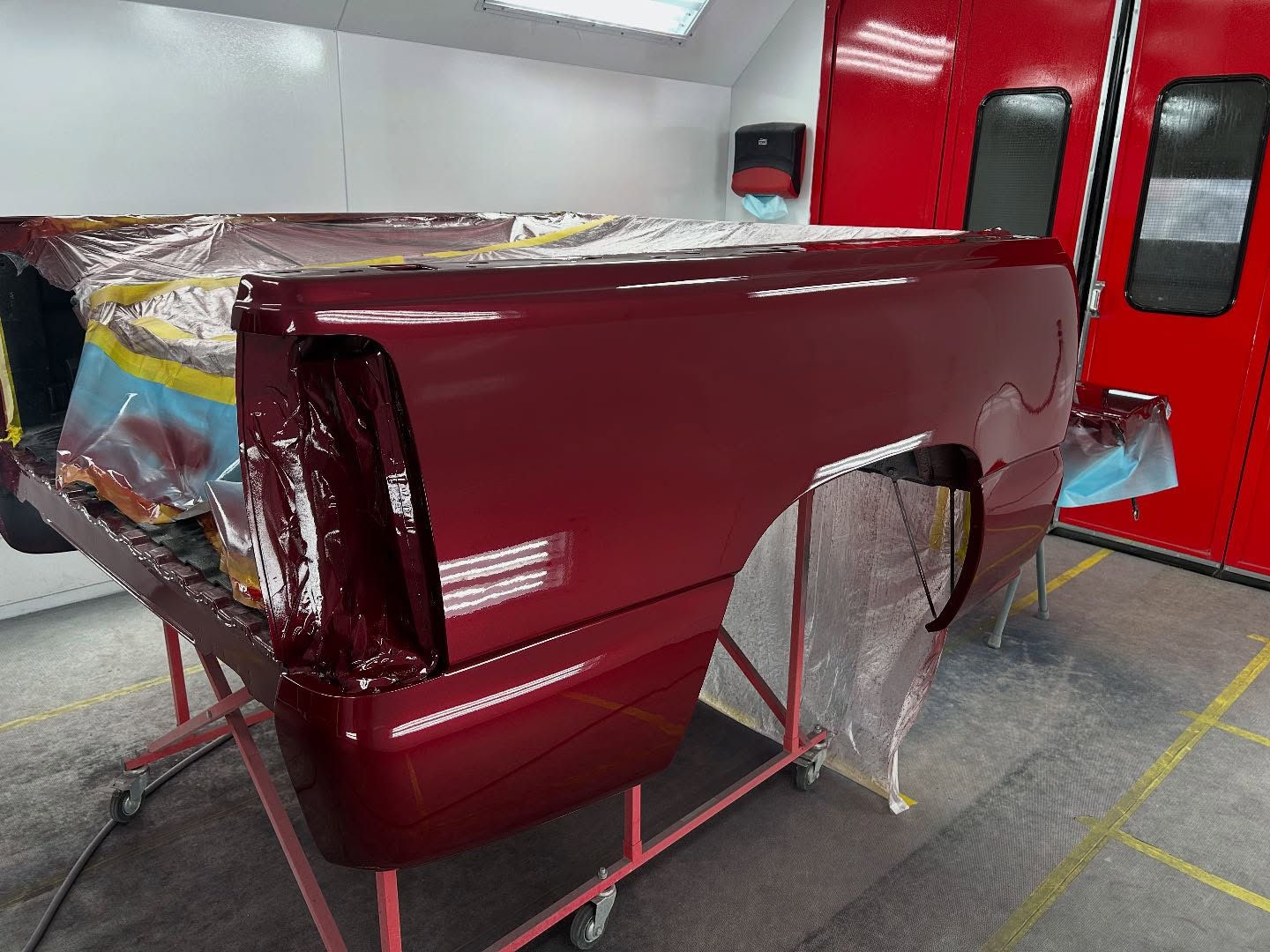 Nuancier de peinture utilisé par un carrossier en atelier à Chambly