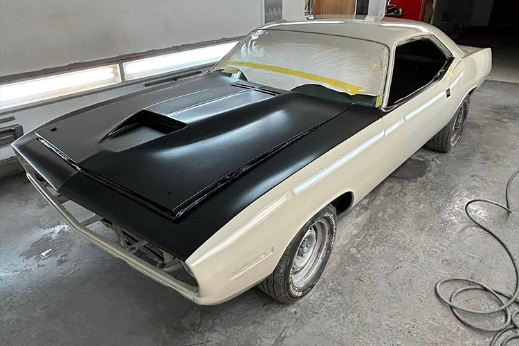 Masquage et préparation de carrosserie avant peinture dans un atelier à Chambly