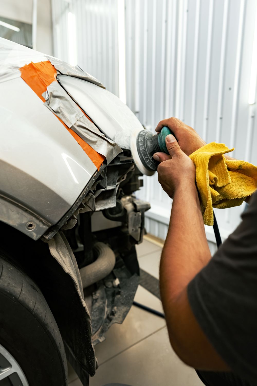 Masquage et préparation de carrosserie avant peinture dans un atelier à Pointe-Calumet