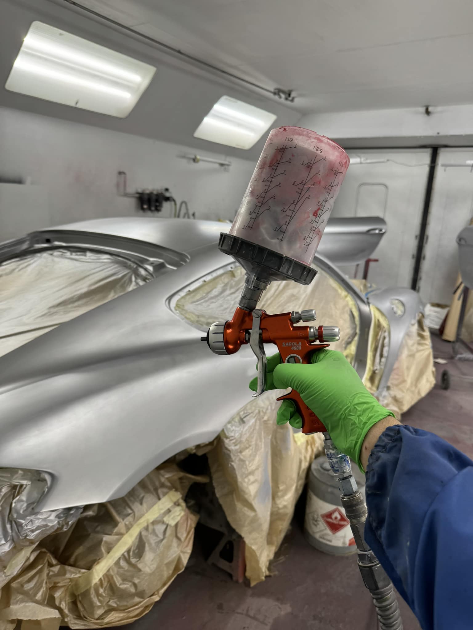 Panneaux et pare‑chocs en attente de réparation dans un atelier de carrosserie à Rosemère 
