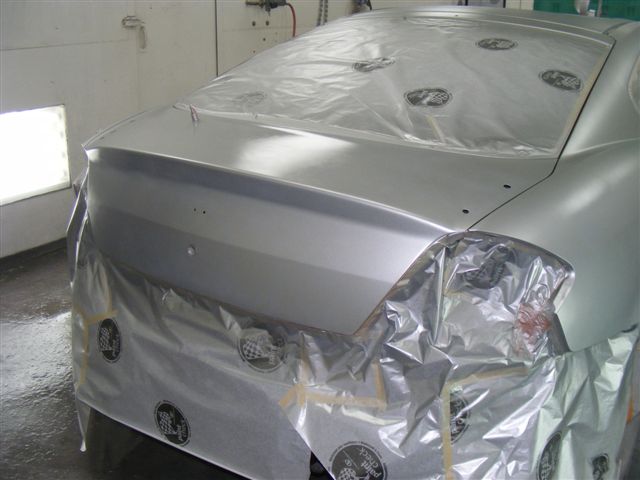 Masquage et préparation de carrosserie avant peinture dans un atelier à Saint-Constant
